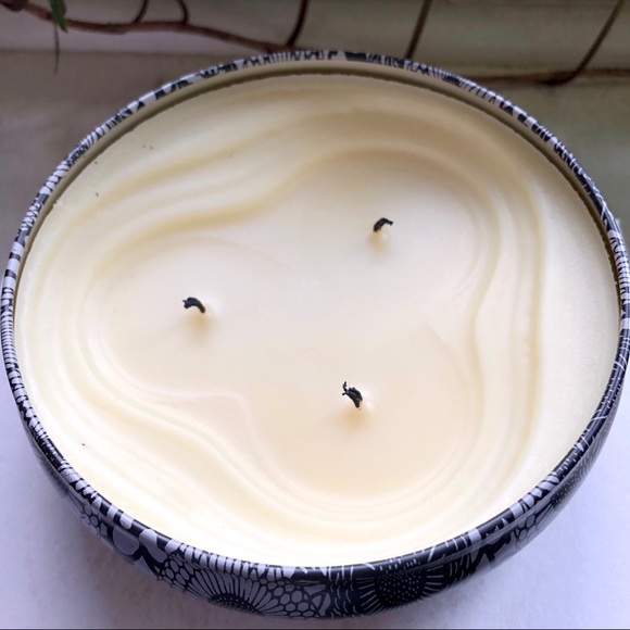 Voluspa 3 Wick Candle - Picture 2 of 3
